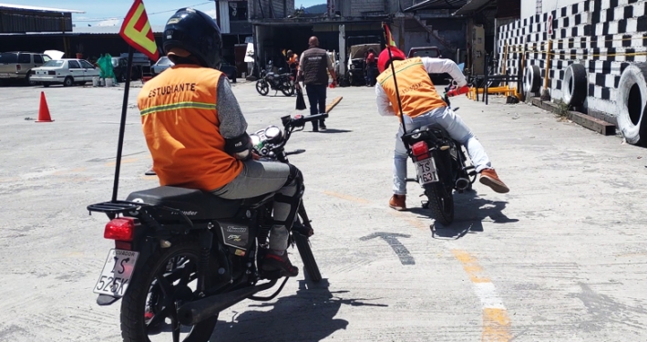 Prácticas de manejo de motocicleta en el circuito de la escuela